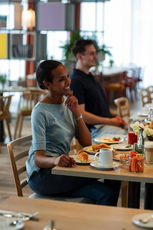 Отель Intercityhotel Zuerich Airport Рюмланг