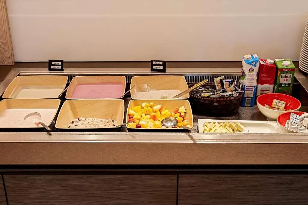 Отель Intercityhotel Zuerich Airport Рюмланг